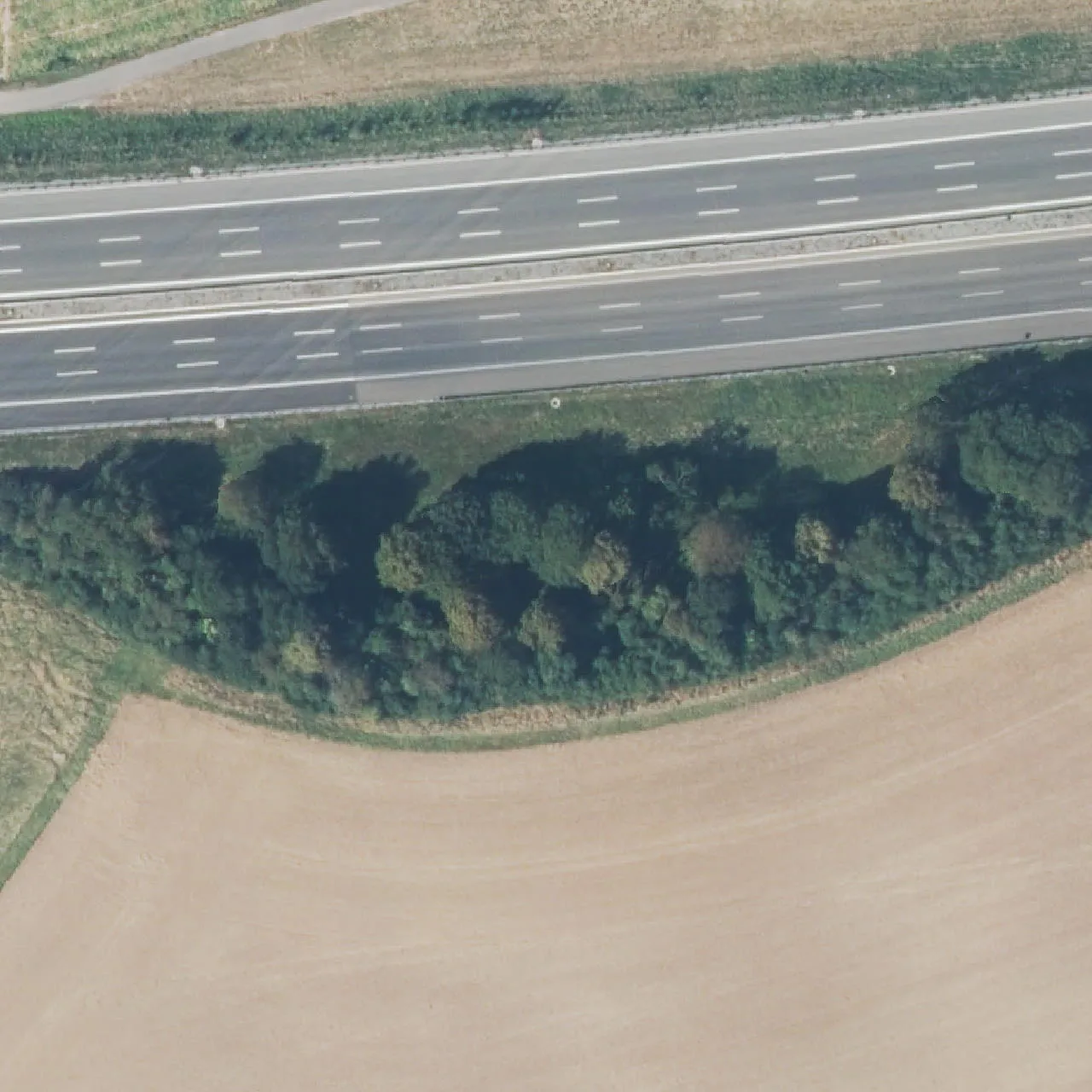 Luftbild (Orthofoto) des LKW-Parkplatzes RA A6 km 630,6 Süd aus dem Jahr 2024
