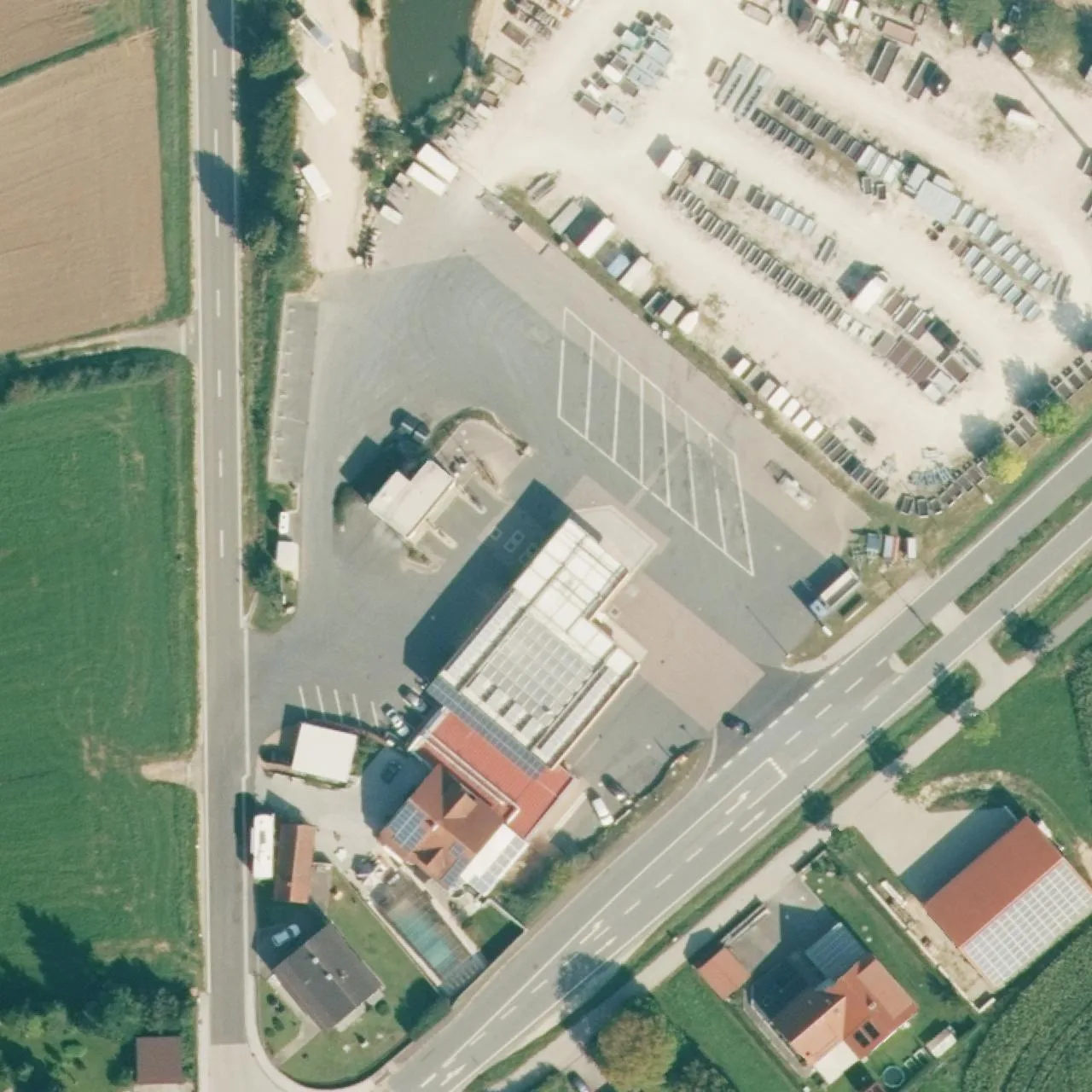 Luftbild (Orthofoto) des LKW-Parkplatzes Shell Tankstelle Ursensollen aus dem Jahr 2023