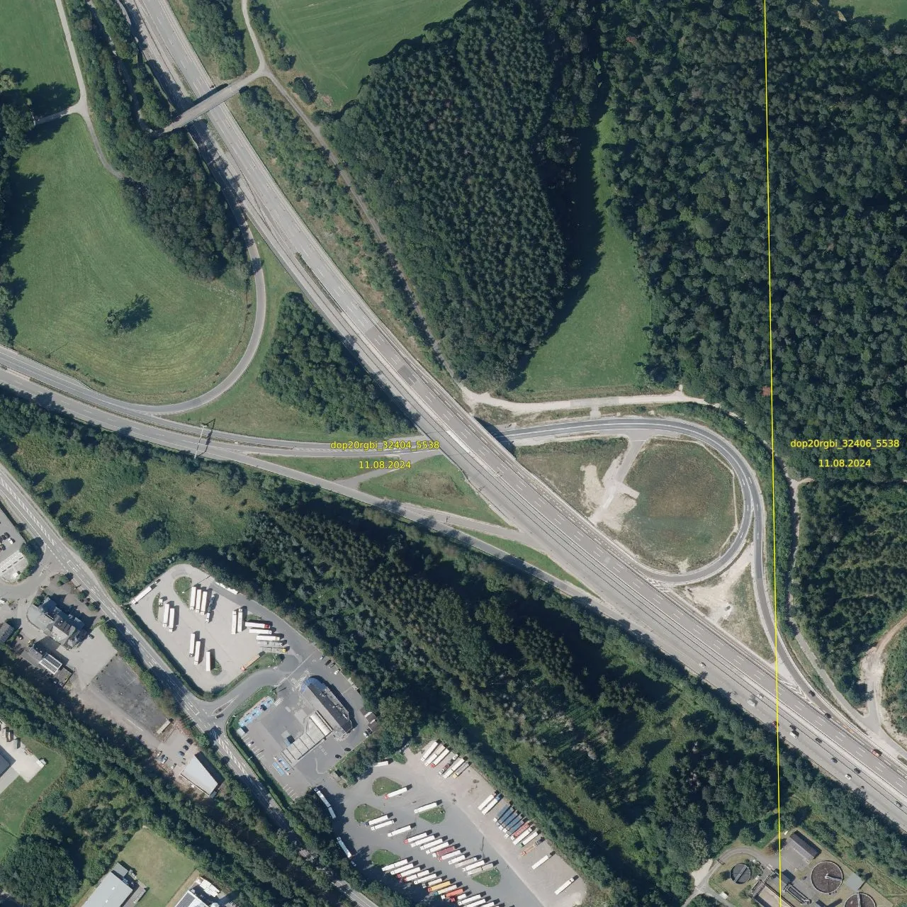 Luftbild (Orthofoto) des LKW-Parkplatzes Aral Autohof Rheinböllen aus dem Jahr 2024