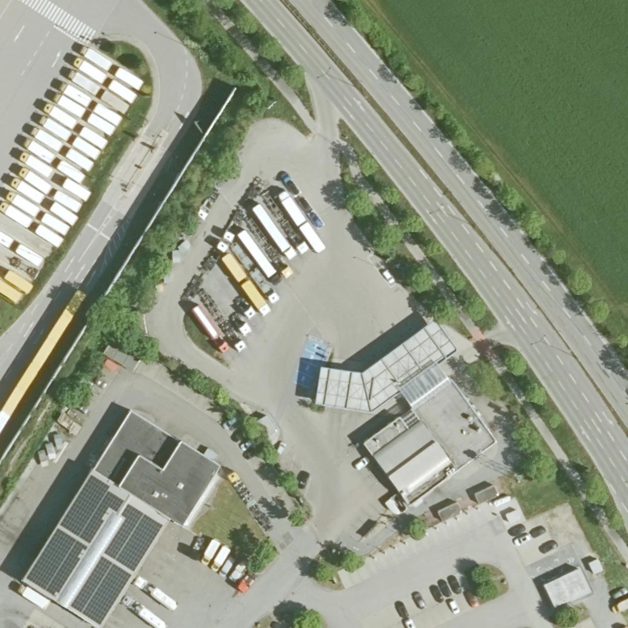 Luftbild (Orthofoto) des LKW-Parkplatzes Aral Autohof Regensburg aus dem Jahr 2025