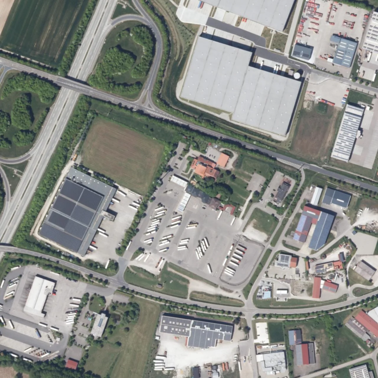 Luftbild (Orthofoto) des LKW-Parkplatzes Shell Autohof Wörnitz aus dem Jahr 2023