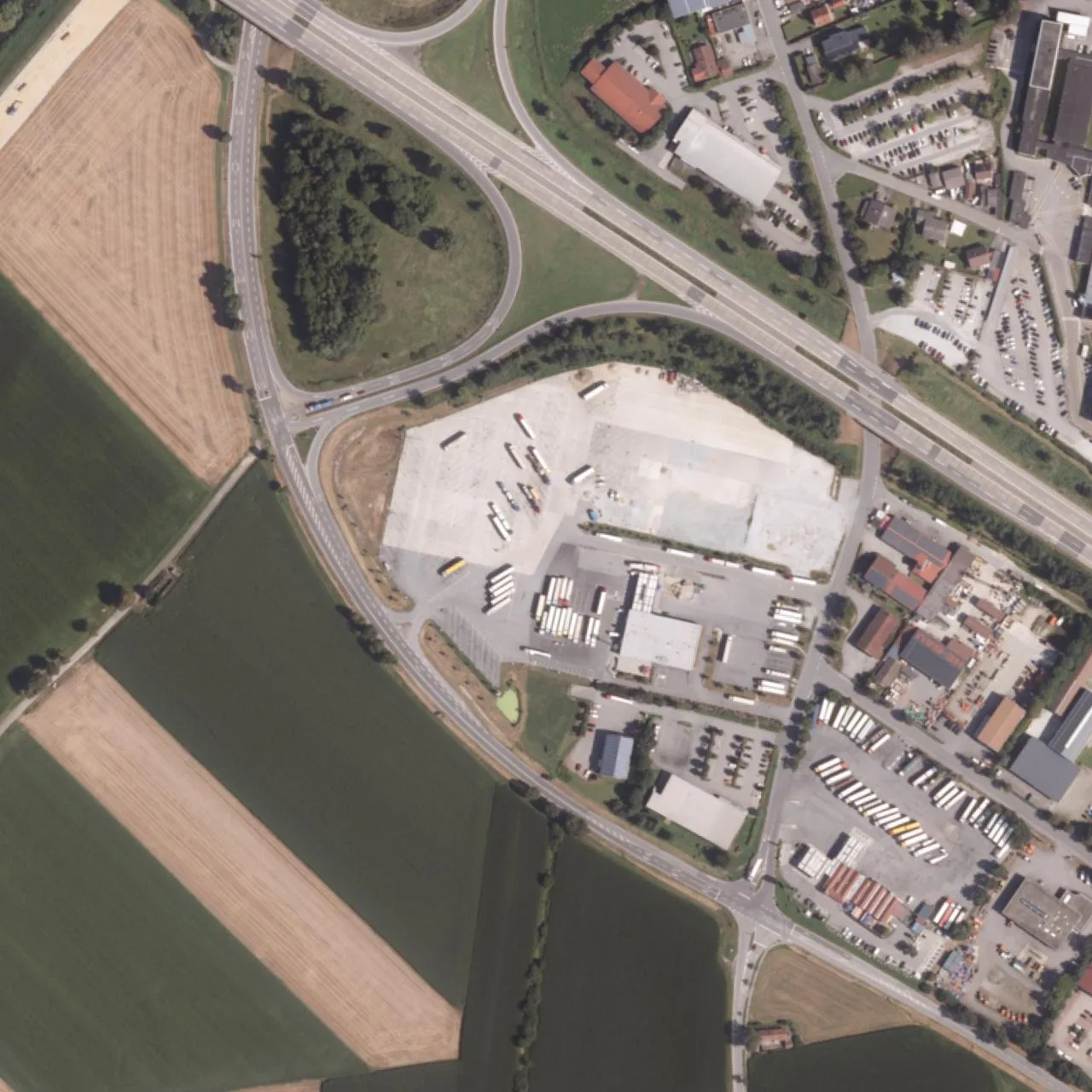 Luftbild (Orthofoto) des LKW-Parkplatzes Rastpark 24 Hengersberg aus dem Jahr 2024