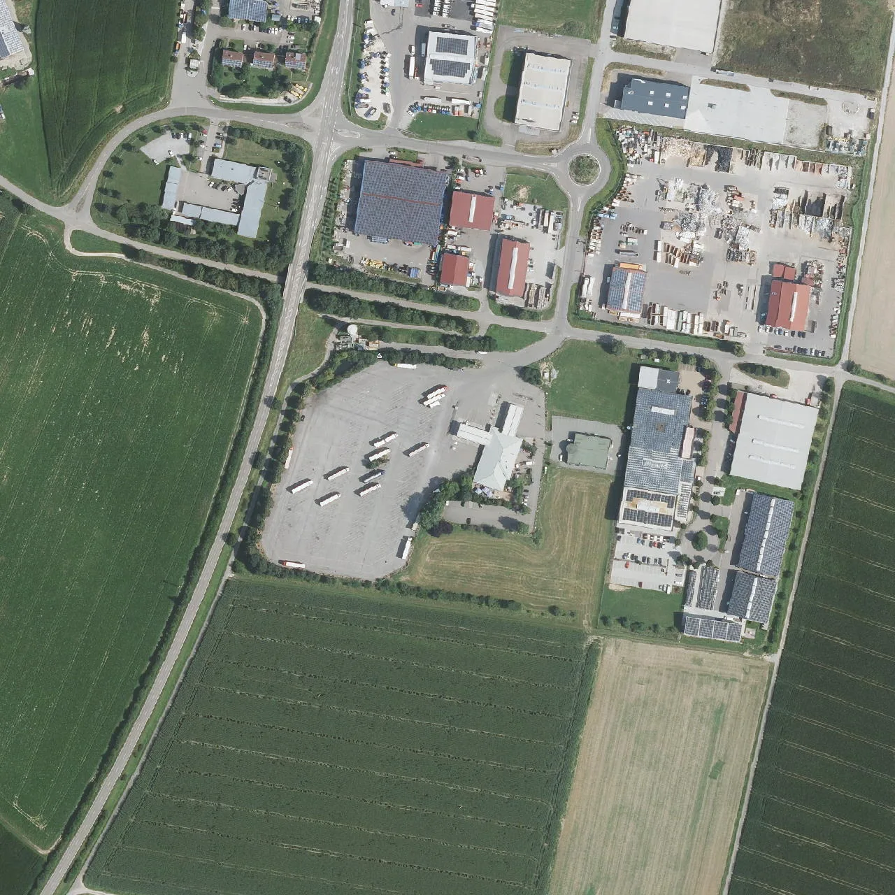 Luftbild (Orthofoto) des LKW-Parkplatzes Shell Autohof Kirchberg aus dem Jahr 2024