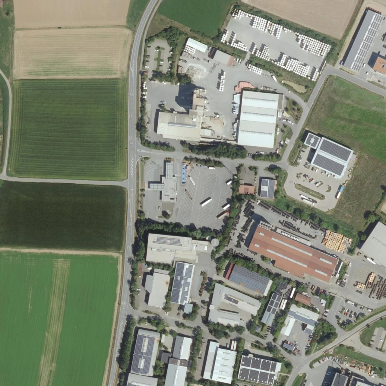 Luftbild (Orthofoto) des LKW-Parkplatzes Tankhof Niederwinkling aus dem Jahr 2024