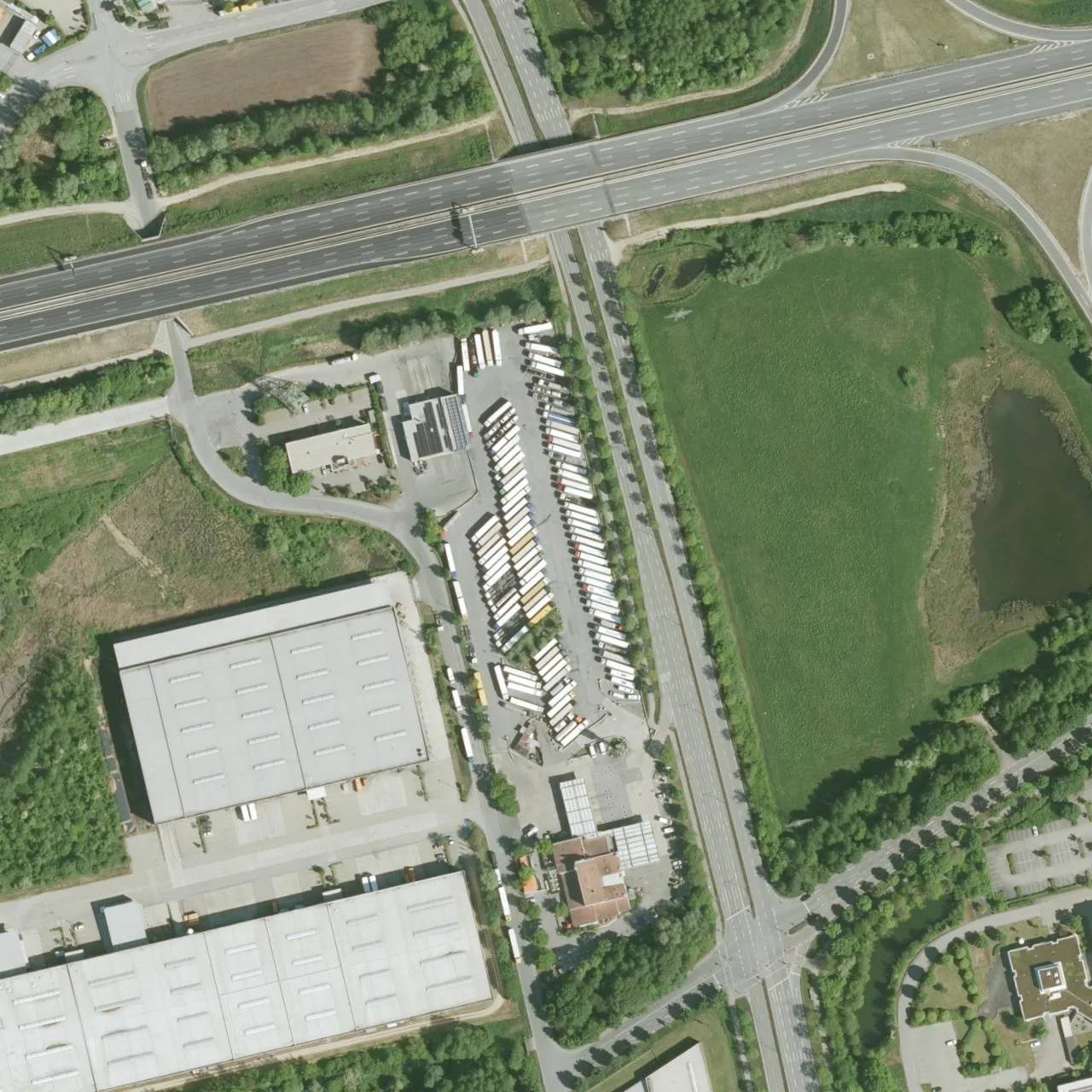 Luftbild (Orthofoto) des LKW-Parkplatzes Euro Rastpark Regensburg aus dem Jahr 2025