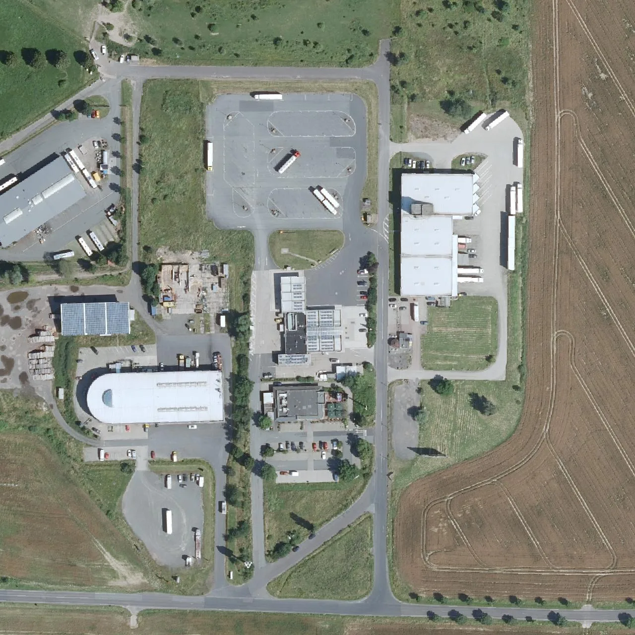 Luftbild (Orthofoto) des LKW-Parkplatzes Total Energies Autohof Waltershausen aus dem Jahr 2024