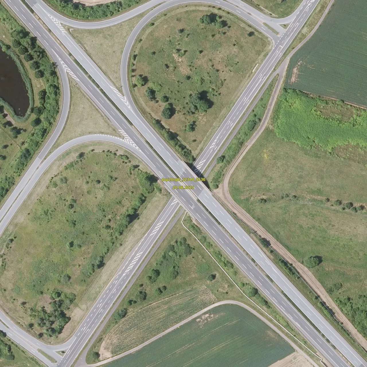 Luftbild (Orthofoto) des LKW-Parkplatzes Gasthof Breit an der L141 aus dem Jahr 2025