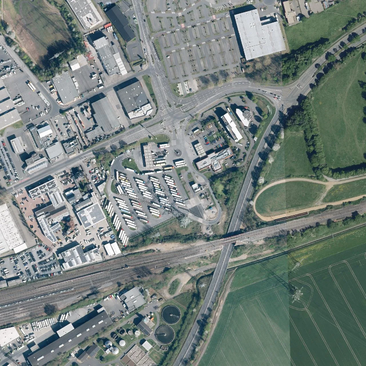 Luftbild (Orthofoto) des LKW-Parkplatzes BP Truckstop Frechen aus dem Jahr 2025