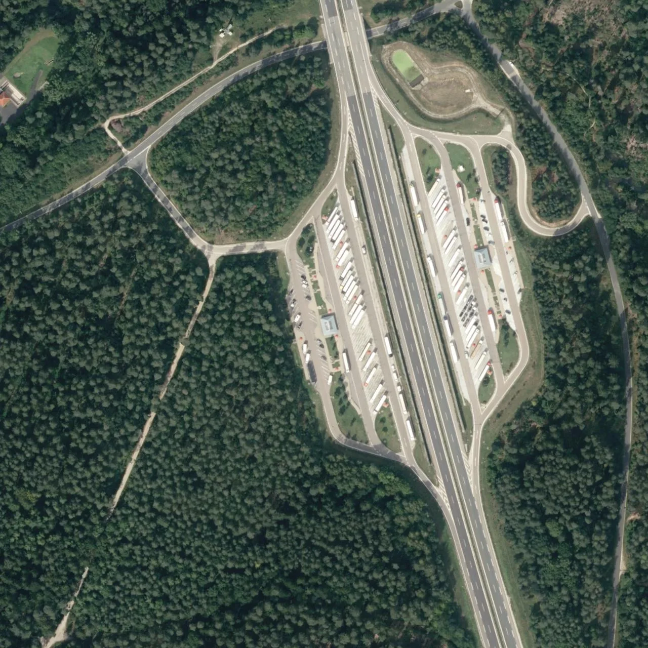 Luftbild (Orthofoto) des LKW-Parkplatzes Ludergraben West aus dem Jahr 2023