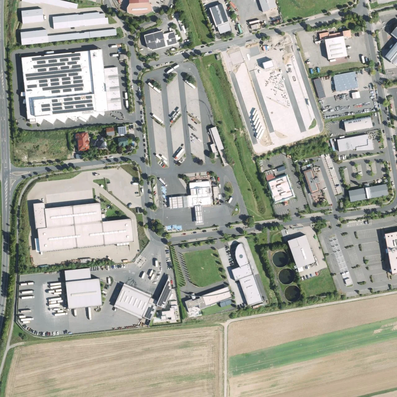 Luftbild (Orthofoto) des LKW-Parkplatzes Aral Autohof Dettelbach aus dem Jahr 2023