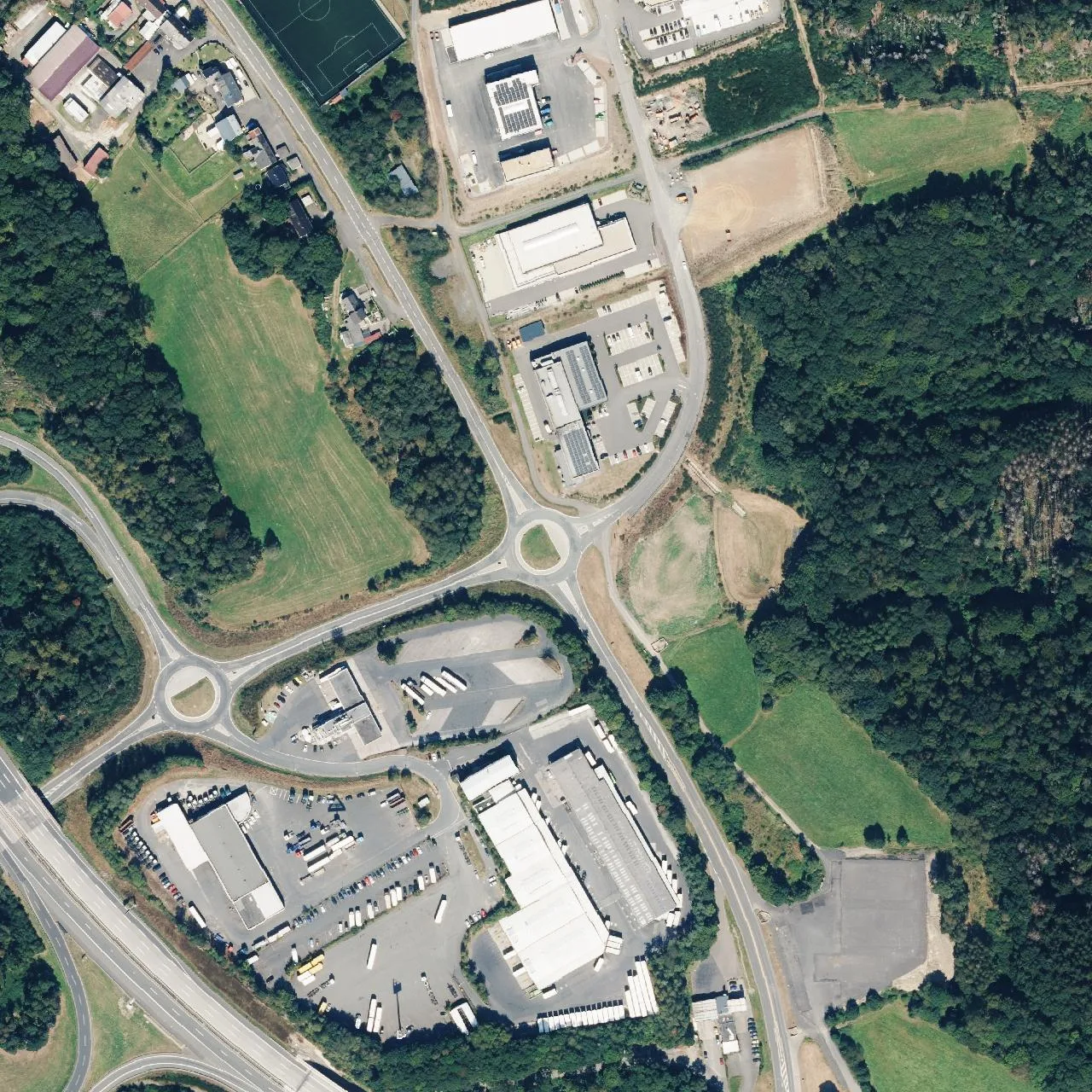 Luftbild (Orthofoto) des LKW-Parkplatzes Shell-Autohof Haiger aus dem Jahr 2024