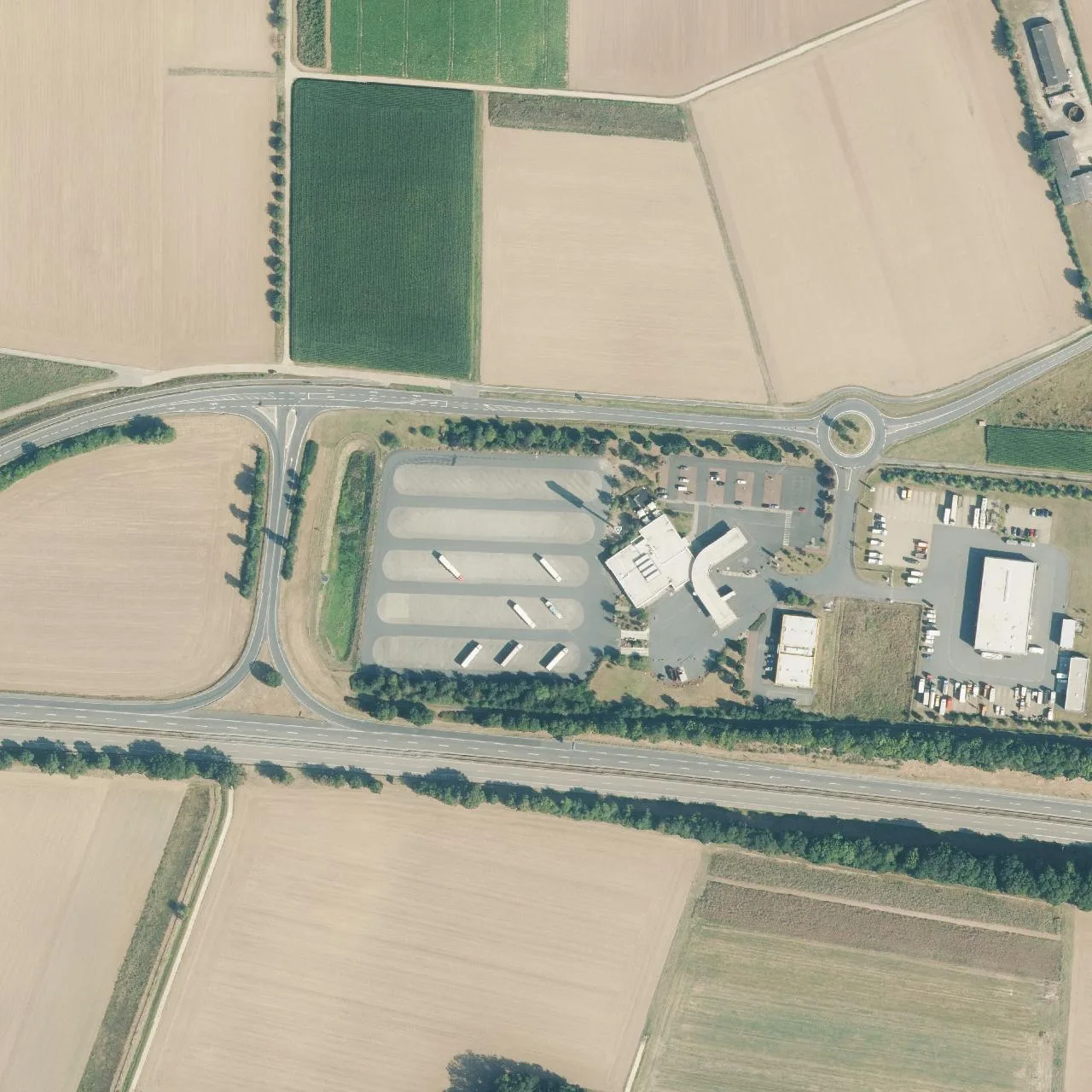 Luftbild (Orthofoto) des LKW-Parkplatzes Maxi-Autohof Gießen-Lützellinden aus dem Jahr 2024