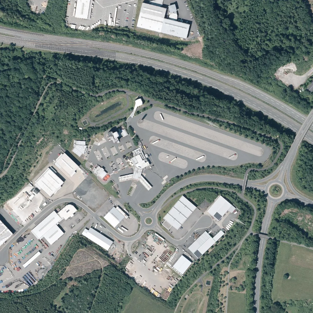 Luftbild (Orthofoto) des LKW-Parkplatzes MAXI-Autohof Wilnsdorf aus dem Jahr 2023