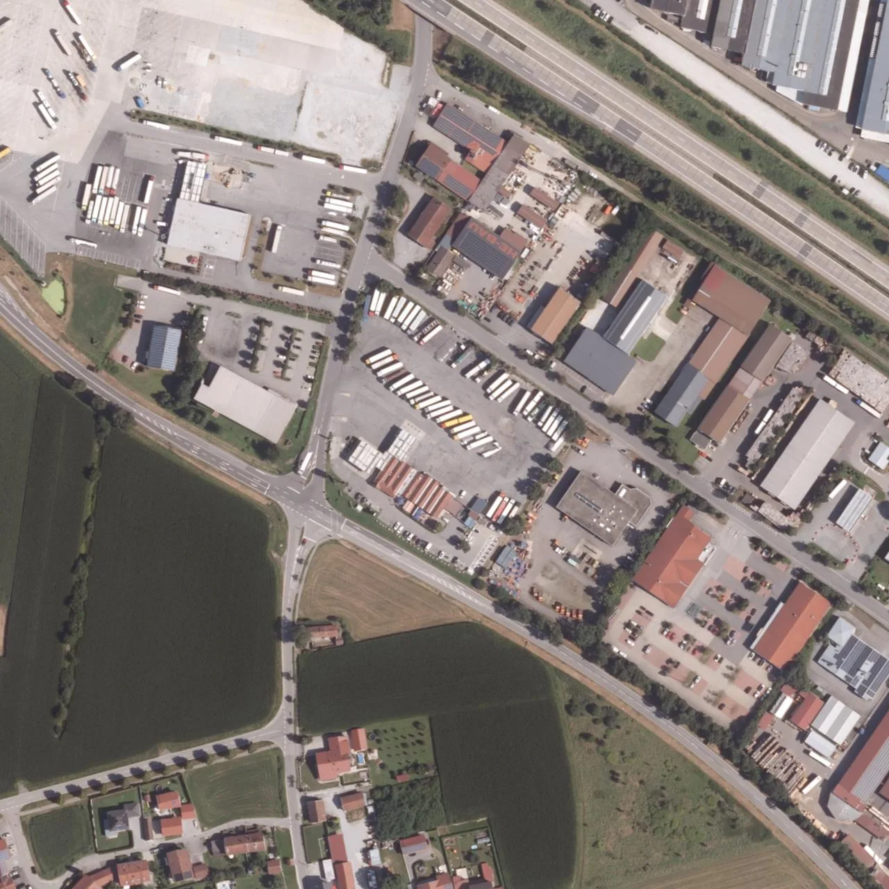 Luftbild (Orthofoto) des LKW-Parkplatzes Euro Rastpark Hengersberg aus dem Jahr 2024