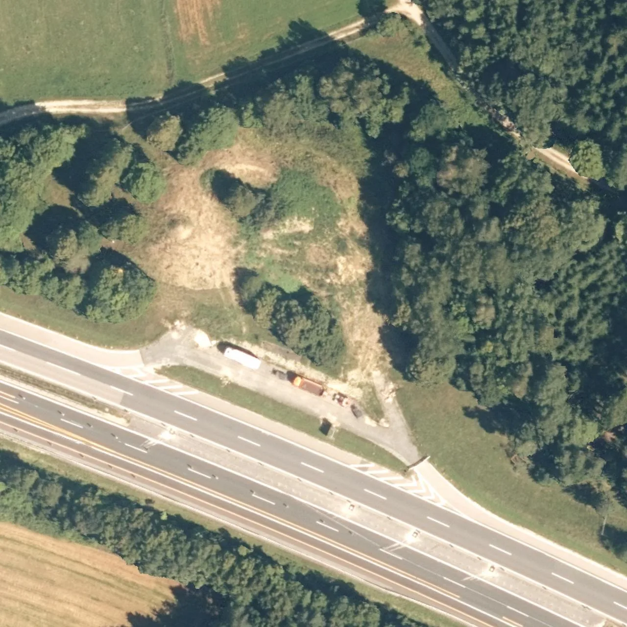 Luftbild (Orthofoto) des LKW-Parkplatzes Rödlberg (wird aufgelassen) aus dem Jahr 2025