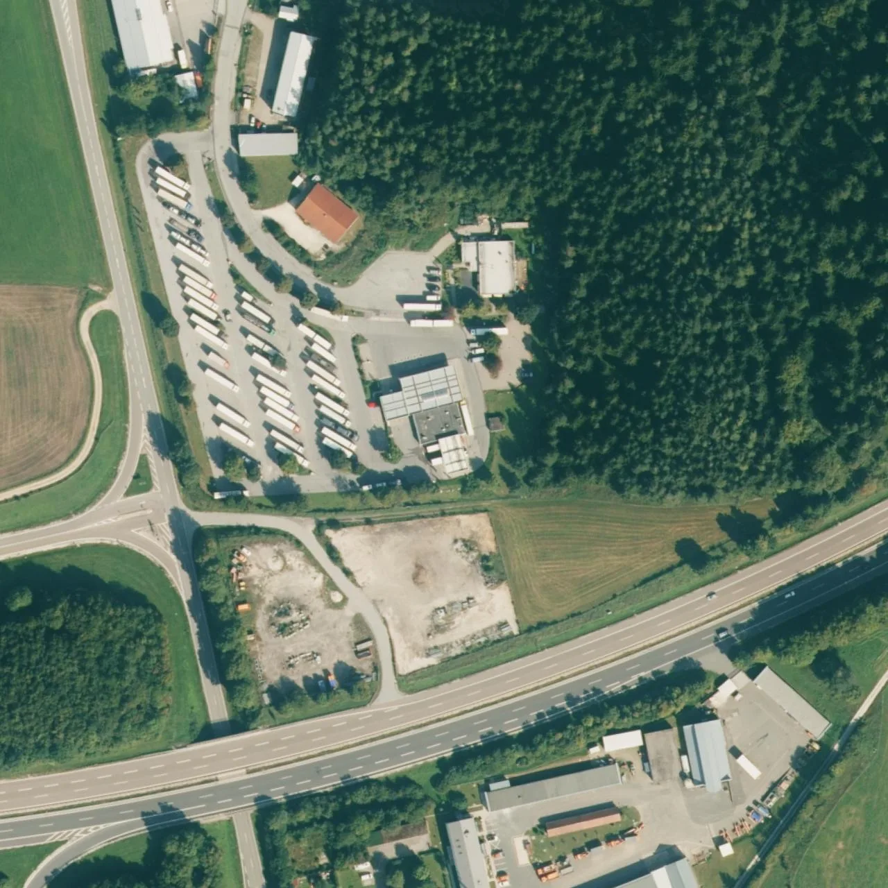 Luftbild (Orthofoto) des LKW-Parkplatzes Total Autohof Alfeld aus dem Jahr 2023