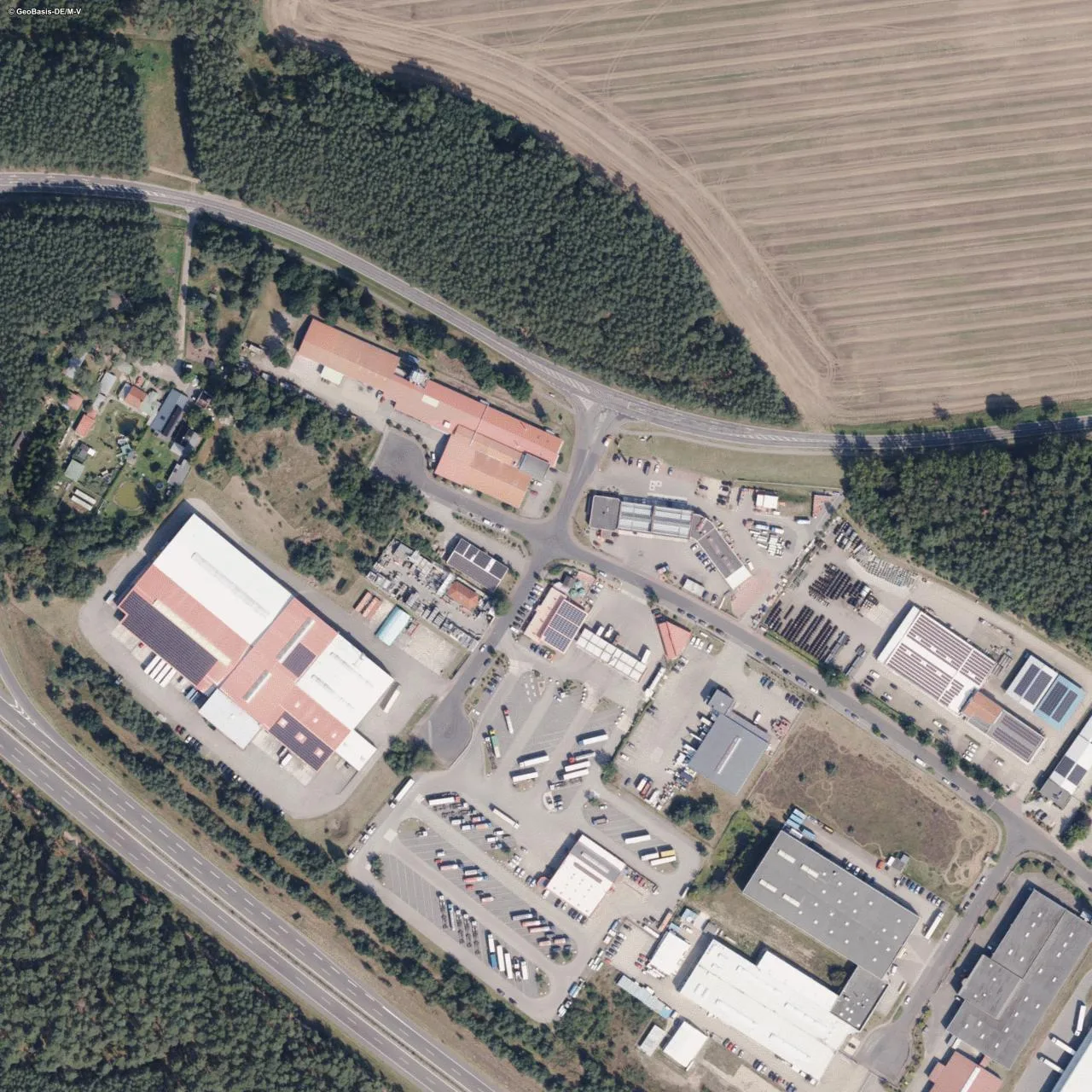 Luftbild (Orthofoto) des LKW-Parkplatzes Hoyer Autohof Mecklenburg aus dem Jahr 2025