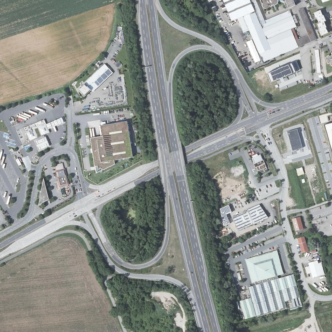 Luftbild (Orthofoto) des LKW-Parkplatzes Aral Autohof Bensheim aus dem Jahr 2023