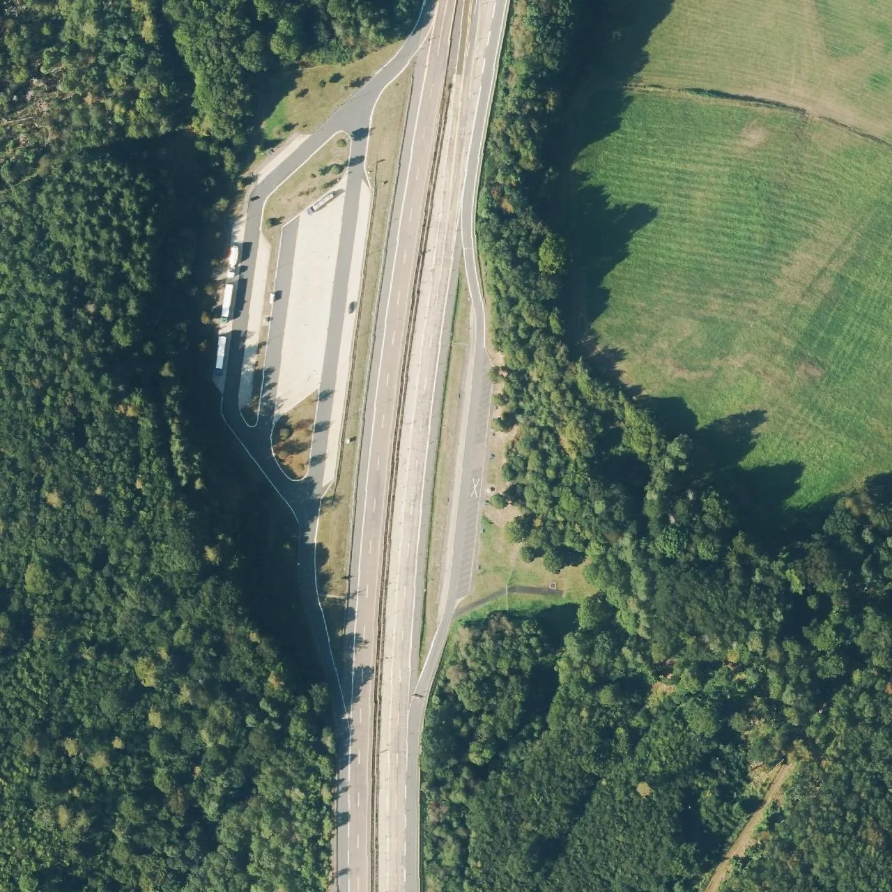 Luftbild (Orthofoto) des LKW-Parkplatzes Burgerhain aus dem Jahr 2024