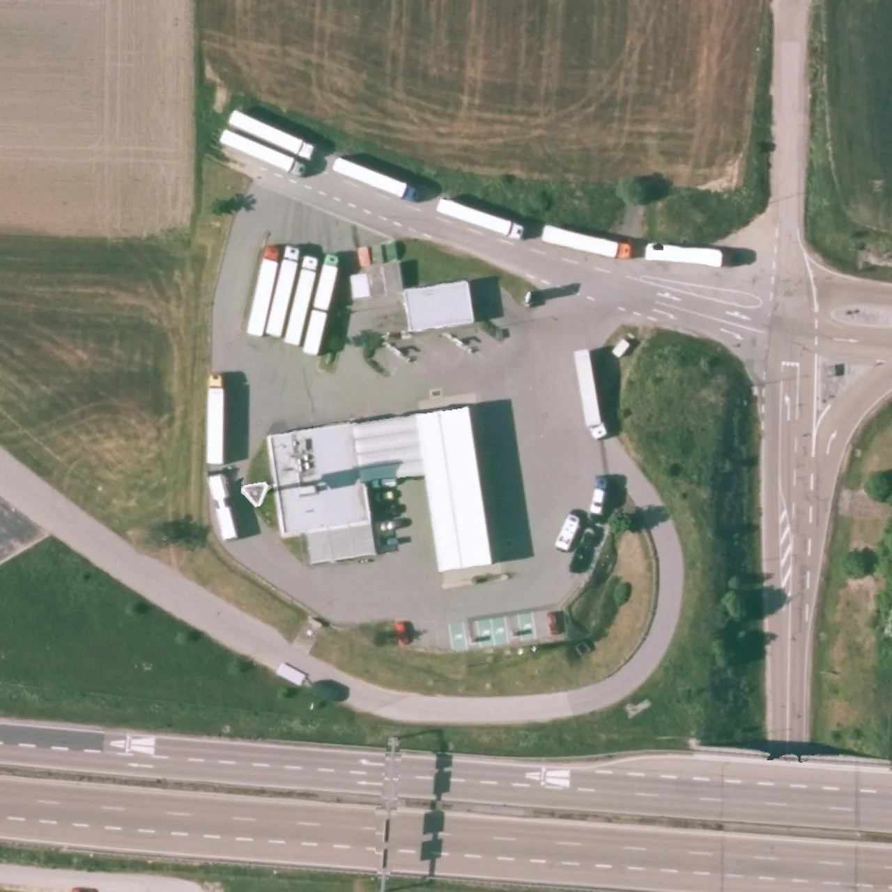 Luftbild (Orthofoto) des LKW-Parkplatzes OMV Tankstelle Wackersdorf aus dem Jahr 2023