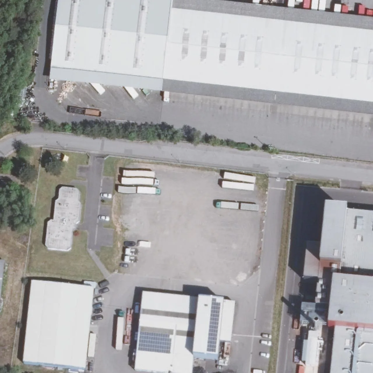 Luftbild (Orthofoto) des LKW-Parkplatzes Speditionshof Helbling & Spieß, Bexbach - Ungesicherter Speditionshof mit Dusche + WC aus dem Jahr 2025