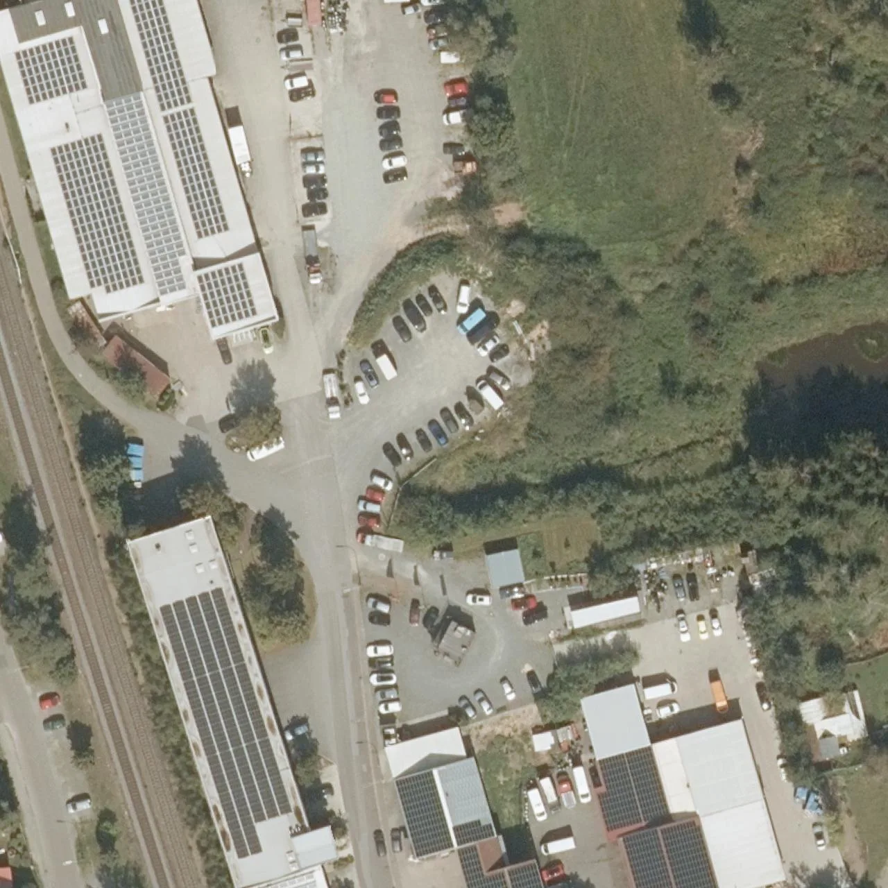 Luftbild (Orthofoto) des LKW-Parkplatzes ATB Automaten Technik Baumann, Luhe-Wildenau - Ungesicherter Betriebshof mit WC aus dem Jahr 2023