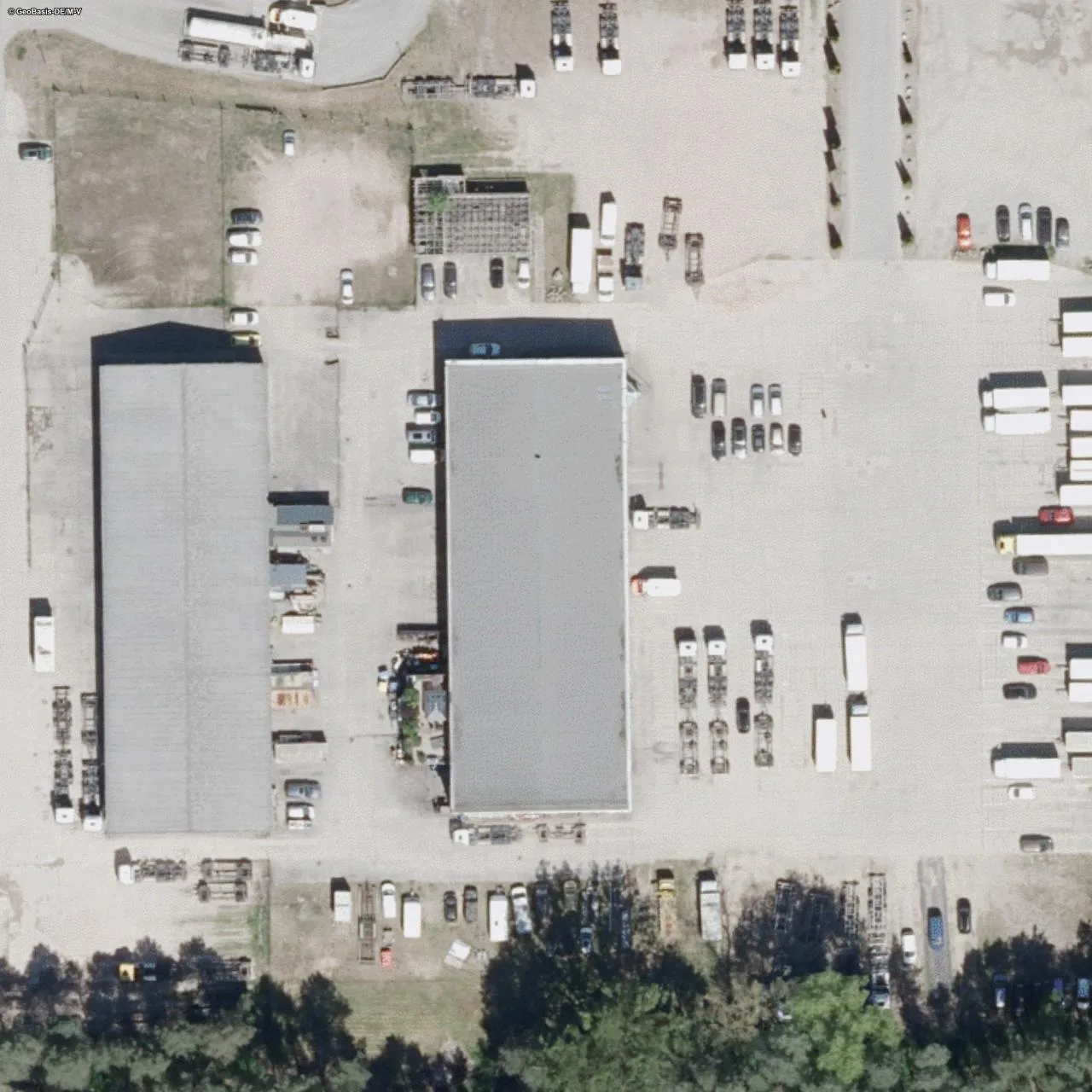 Luftbild (Orthofoto) des LKW-Parkplatzes Herrmann Mercedes, Benz Neustrelitz - Teilgesicherter Betriebshof mit WC aus dem Jahr 2023