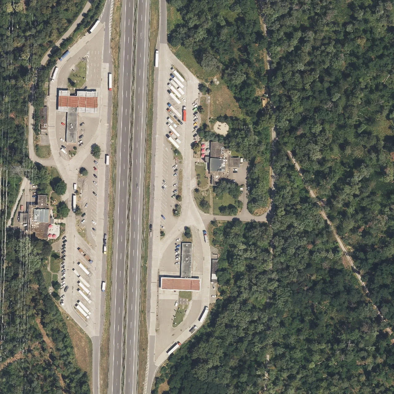 Luftbild (Orthofoto) des LKW-Parkplatzes Hardtwald Ost aus dem Jahr 2024