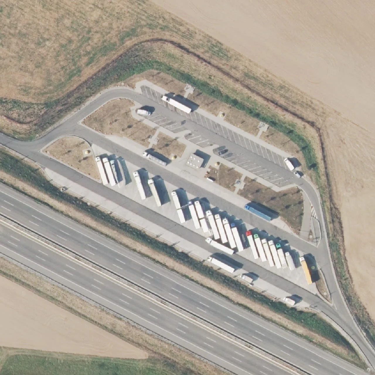 Luftbild (Orthofoto) des LKW-Parkplatzes Eichhäuser Hof aus dem Jahr 2024