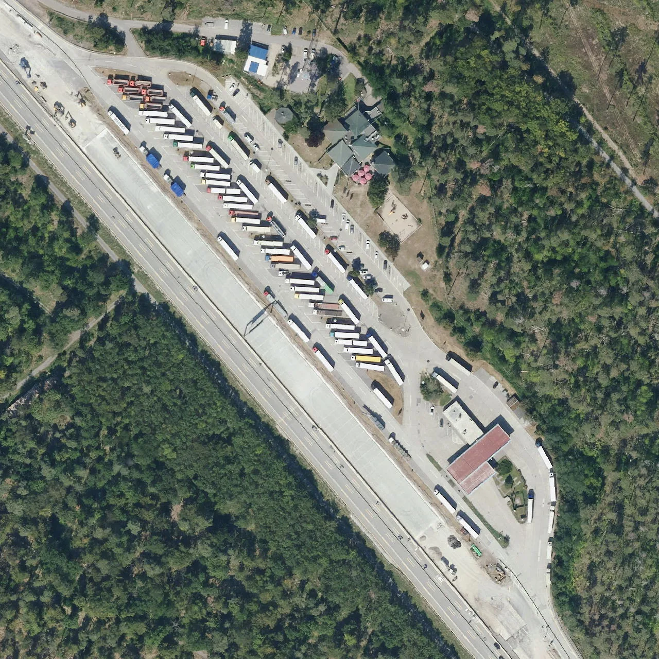 Luftbild (Orthofoto) des LKW-Parkplatzes Am Hockenheimring Ost aus dem Jahr 2023