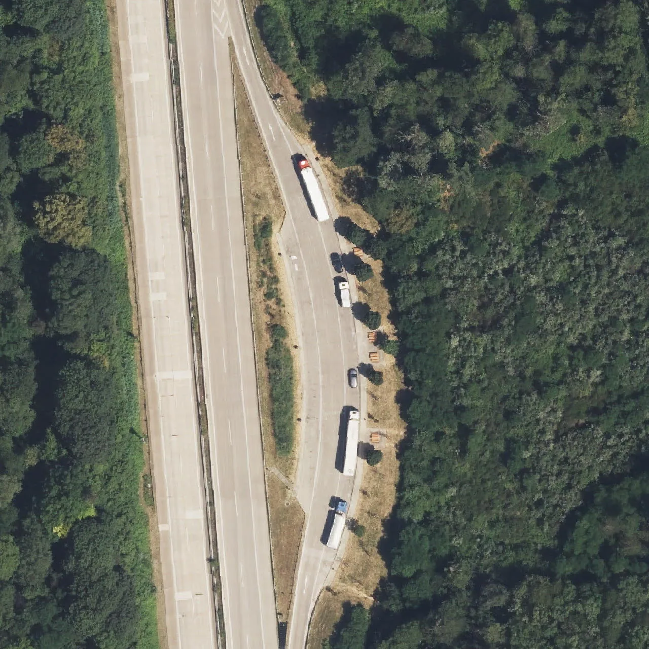 Luftbild (Orthofoto) des LKW-Parkplatzes Ketscher Wald aus dem Jahr 2024