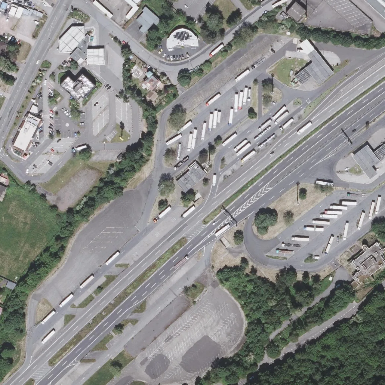 Luftbild (Orthofoto) des LKW-Parkplatzes Goldene Bremm Nord aus dem Jahr 2025
