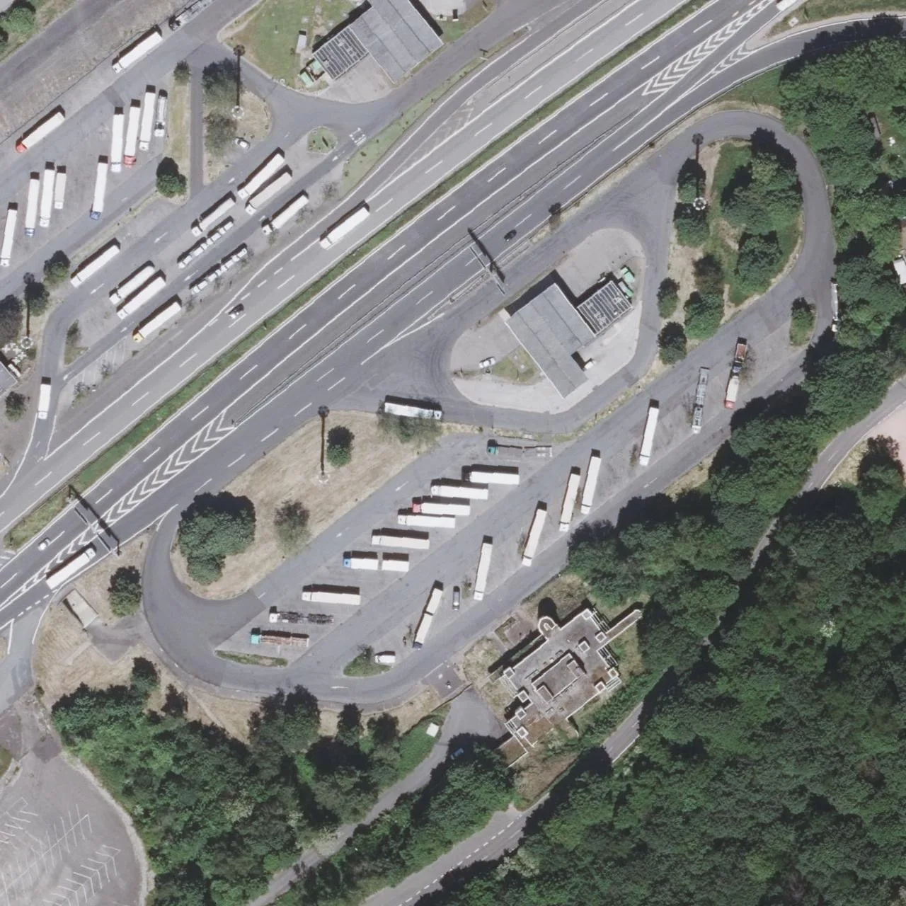 Luftbild (Orthofoto) des LKW-Parkplatzes Goldene Bremm Süd aus dem Jahr 2025