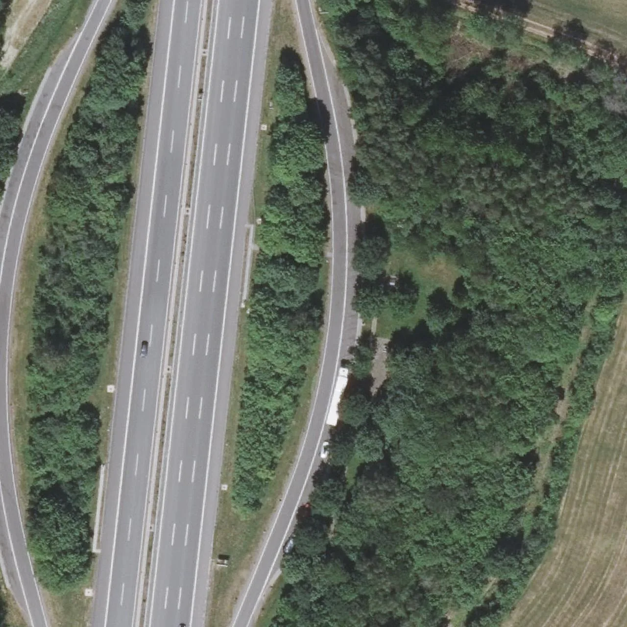 Luftbild (Orthofoto) des LKW-Parkplatzes Sombach Mühle Ost aus dem Jahr 2025