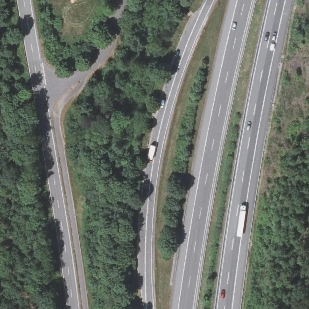 Luftbild (Orthofoto) des LKW-Parkplatzes Kastel West aus dem Jahr 2025