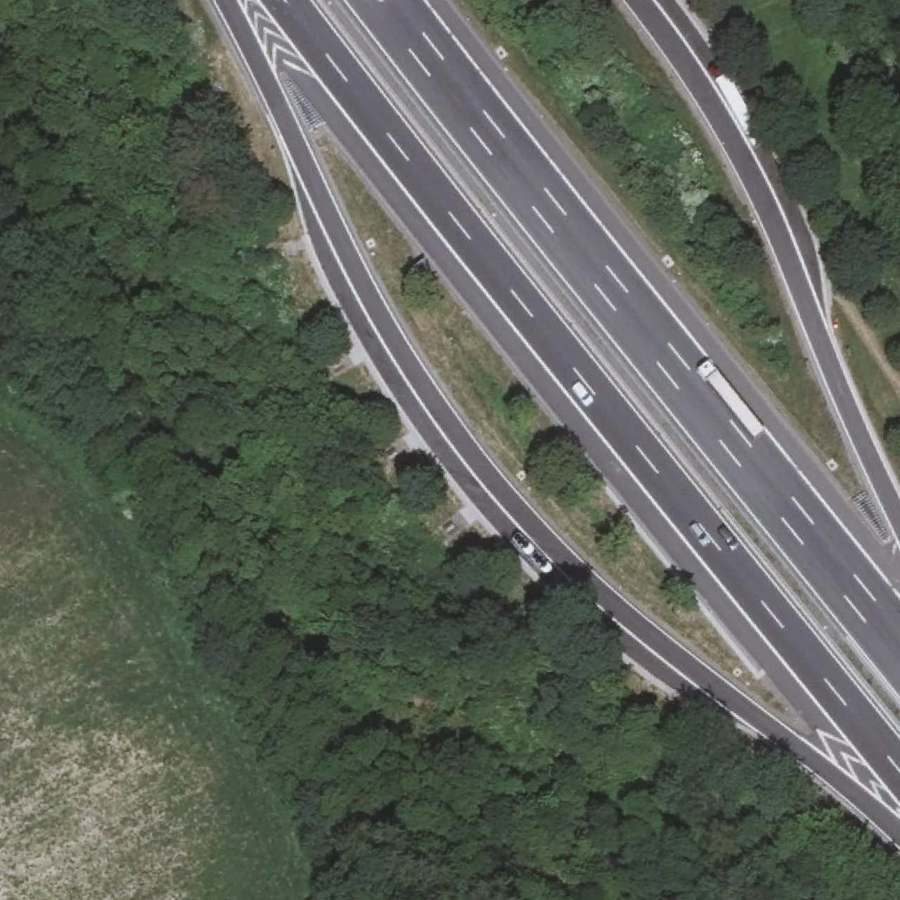 Luftbild (Orthofoto) des LKW-Parkplatzes Schaumberg Kreuz West aus dem Jahr 2025