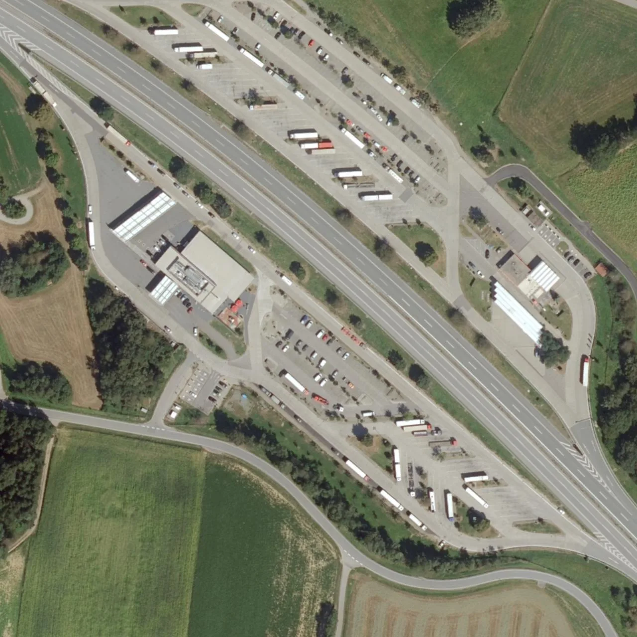 Luftbild (Orthofoto) des LKW-Parkplatzes Bayerischer Wald Süd aus dem Jahr 2022