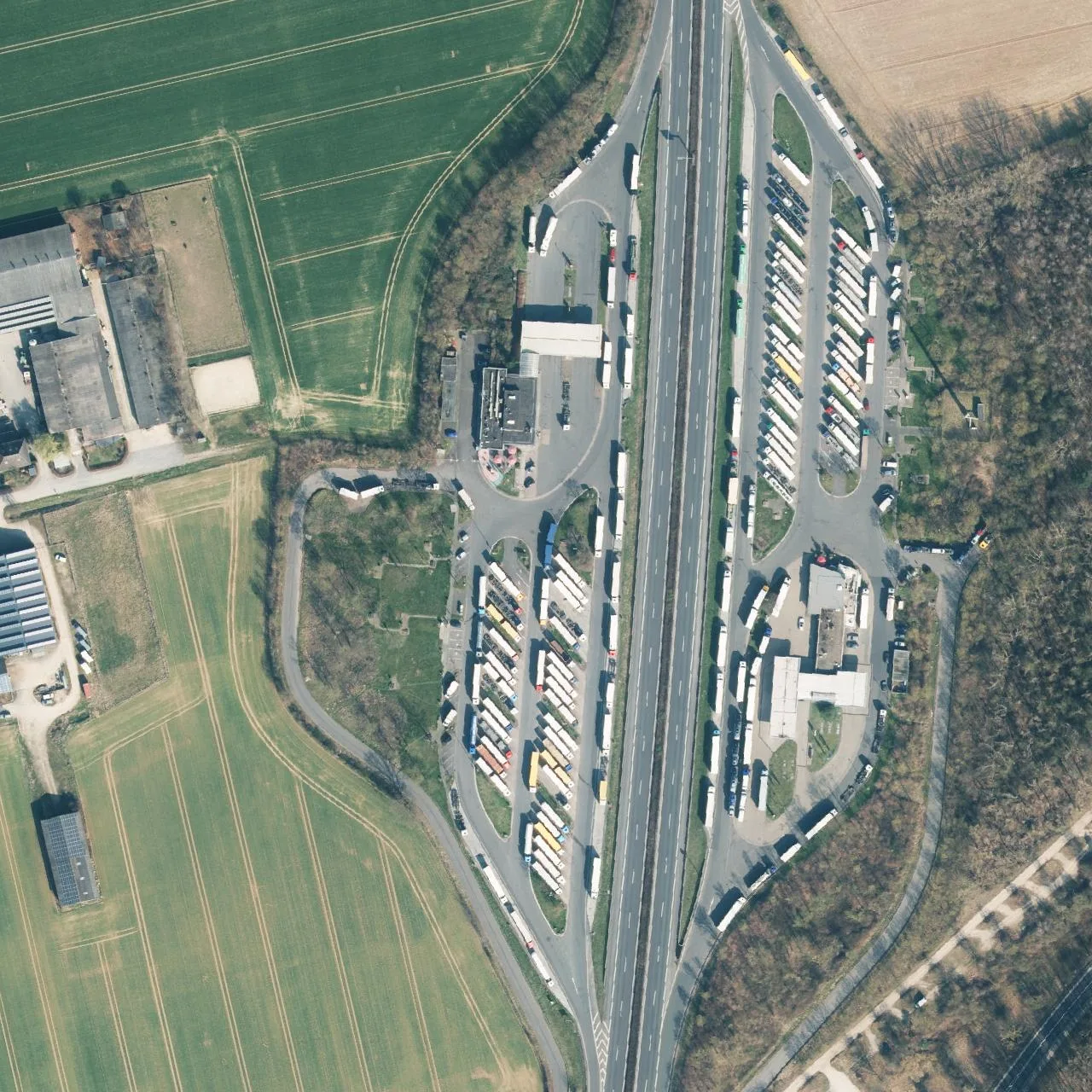 Luftbild (Orthofoto) des LKW-Parkplatzes Ville West aus dem Jahr 2025