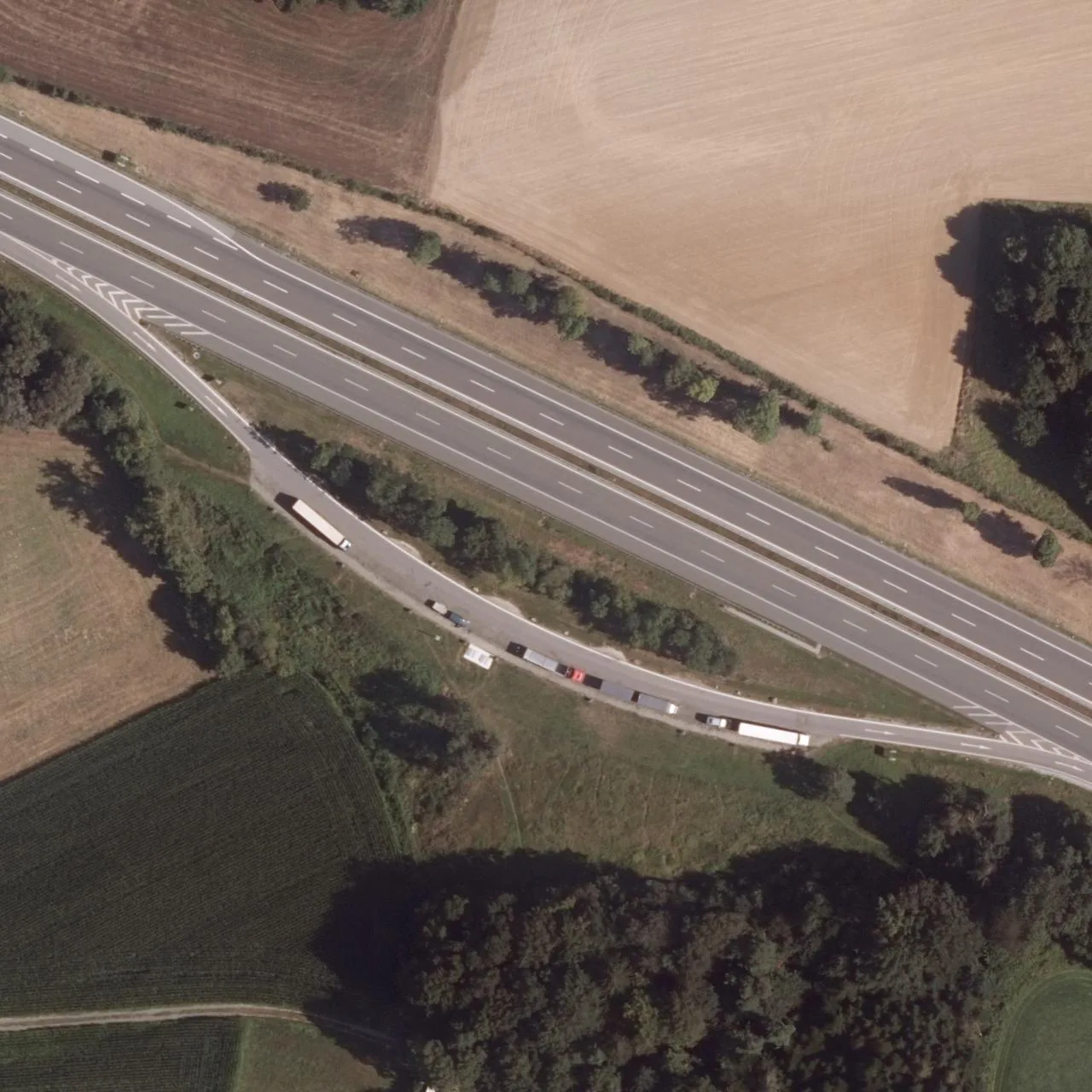 Luftbild (Orthofoto) des LKW-Parkplatzes Roßrückholz Süd aus dem Jahr 2022