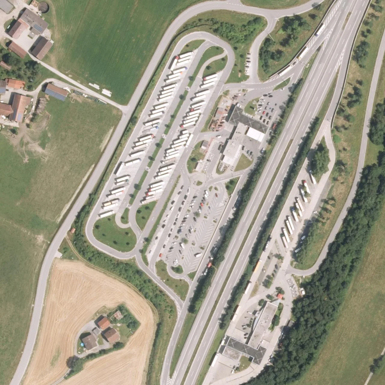 Luftbild (Orthofoto) des LKW-Parkplatzes Donautal West aus dem Jahr 2022