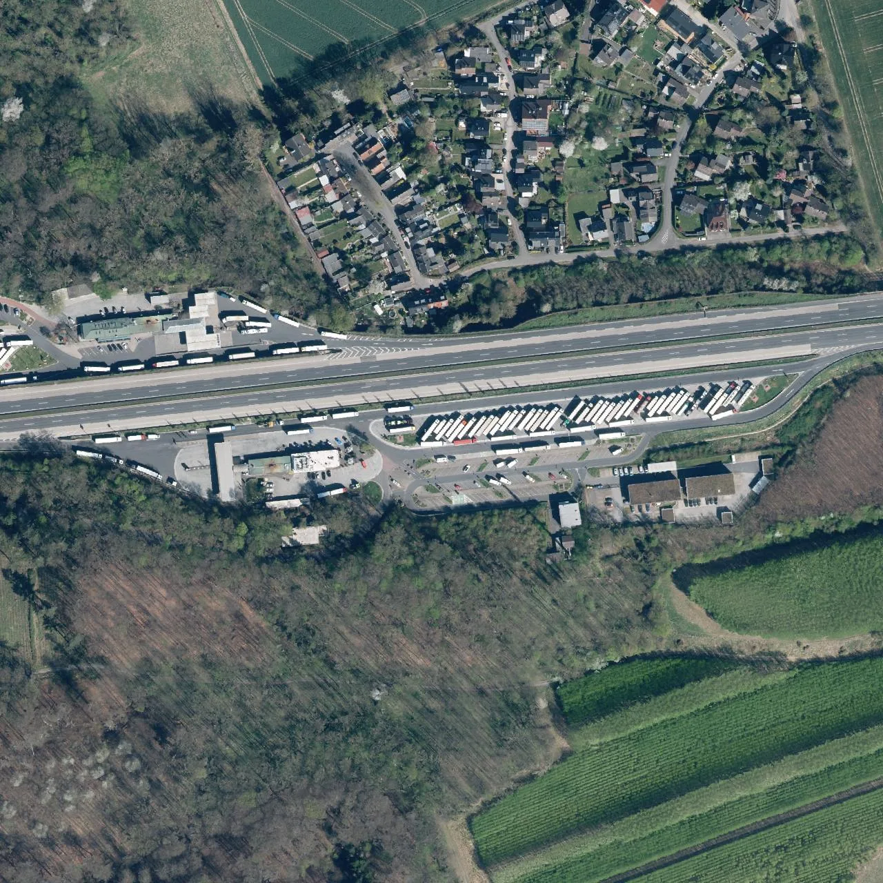 Luftbild (Orthofoto) des LKW-Parkplatzes Frechen Süd aus dem Jahr 2025