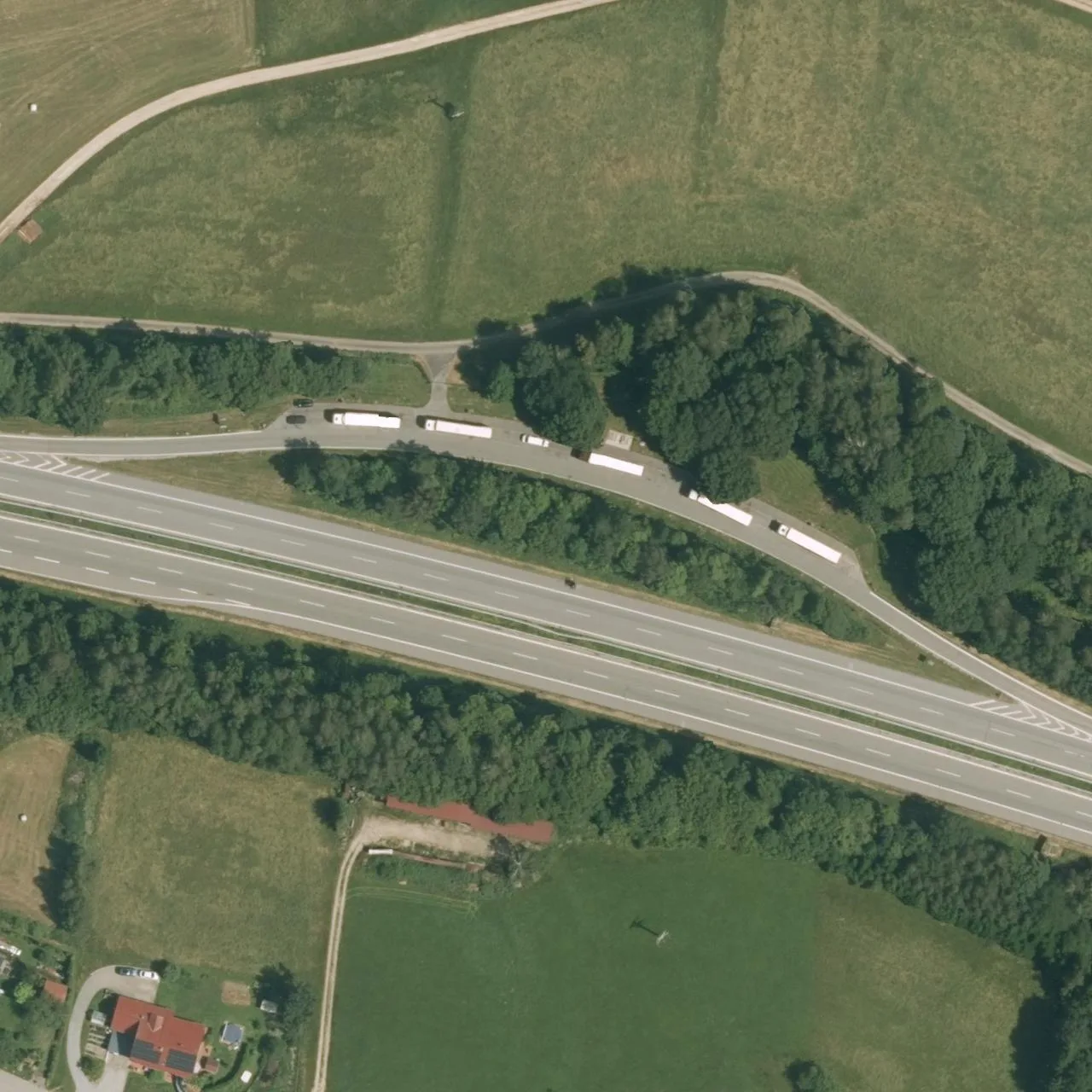 Luftbild (Orthofoto) des LKW-Parkplatzes Geißberg Nord aus dem Jahr 2022